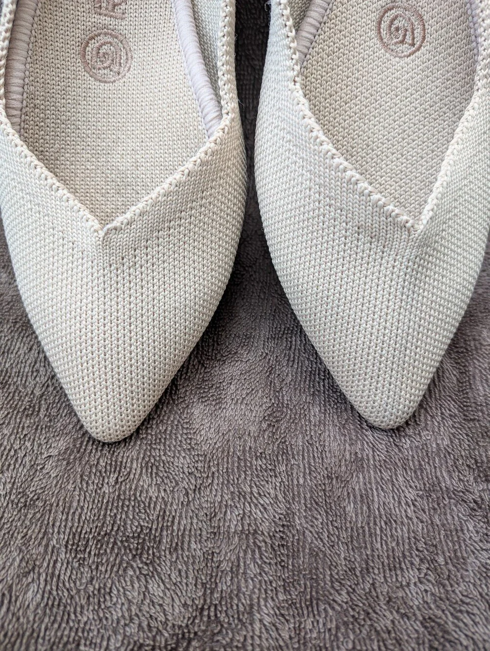 Rothy's Pointed Knit Slip-On in Beige with Blue Trim Size 5.5